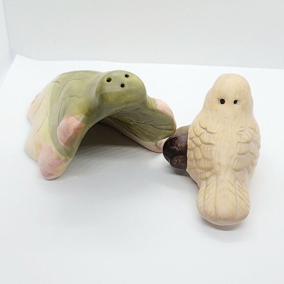 Vintage Hand Crafted Silvestri Bird with Acorn & Leaf Salt and Pepper Shakers - Picture 6 of 9